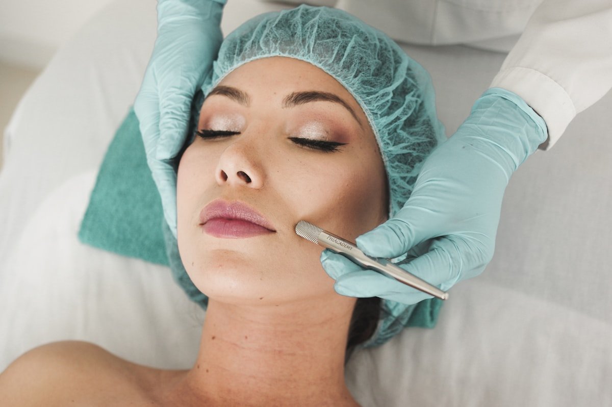 Cliente recebendo um tratamento facial